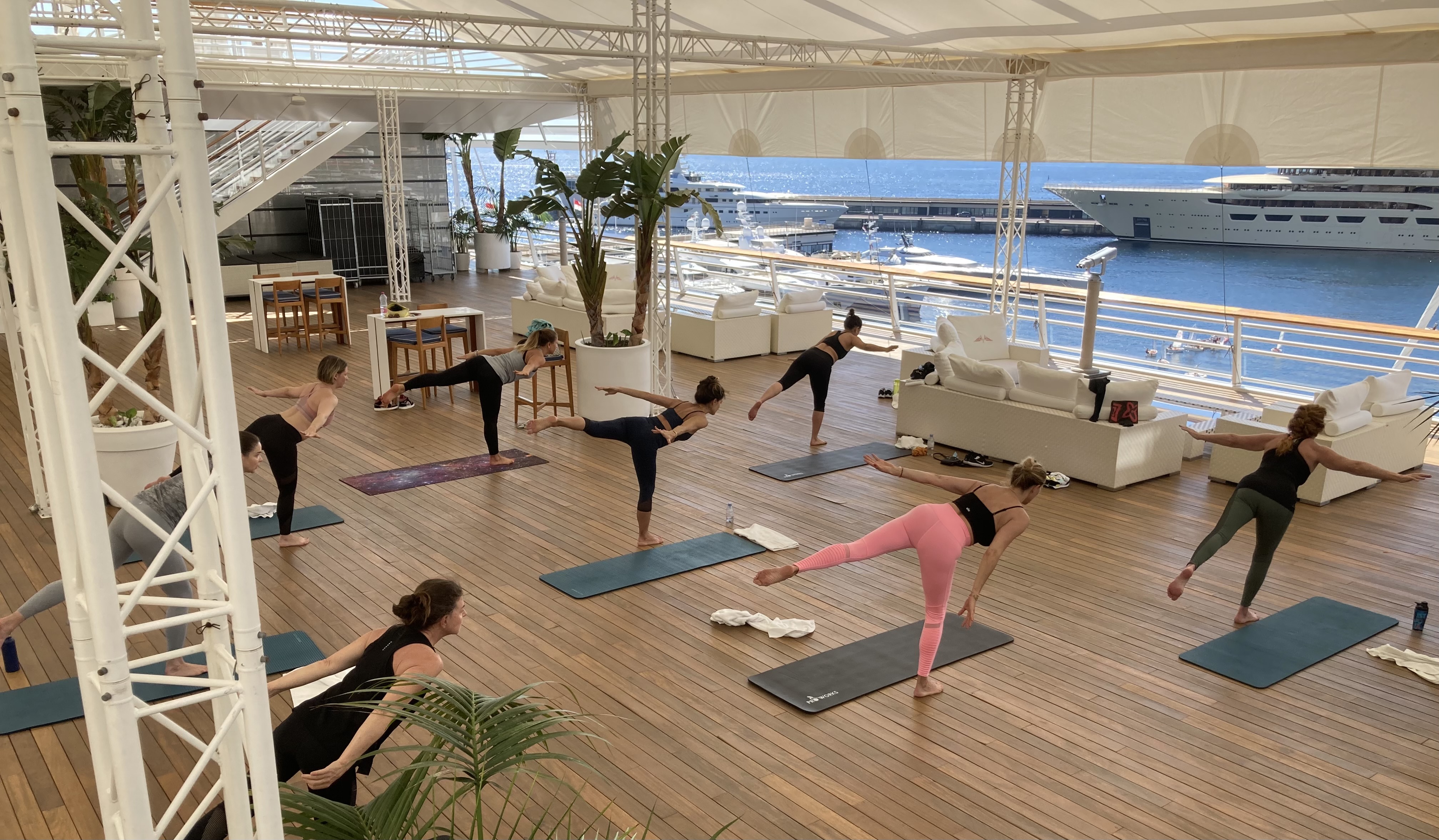 You are currently viewing Le Yoga continue au Yacht Club